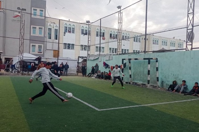 Anak-anak pengungsi Palestina berpartisipasi dalam turnamen sepak bola Ramadan di Klub Sepak Bola Al-Salah di Gaza