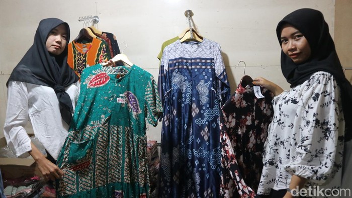 Umbarwati pedagang (kiri) pakaian dan agen bank di Pasar Juwana, Pati, Kamis (28/3/2024).