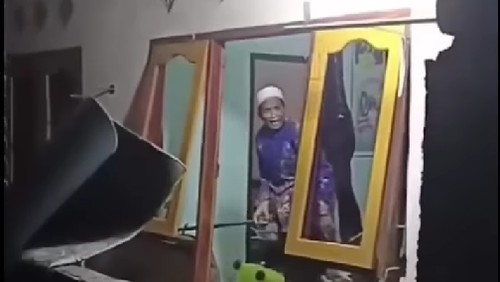 Viral pria rusak rumah ponakan di Lombok Timur diduga akibat masalah warisan. (Tangkapan layar video viral)