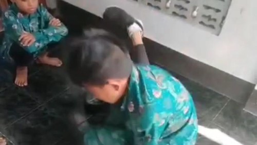 Tangkapan layar perkelahian dua siswa di Lombok Timur. Foto: istimewa.