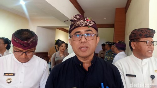 Wali Kota Denpasar I Gusti Ngurah Jaya Negara saat ditemui di kantor DPRD Kota Denpasar, Kamis (28/3/2024). (Ni Made Lastri Karsiani Putri/detikBali)