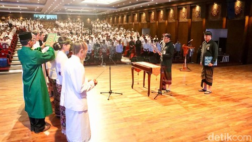 Wali Kota Denpasar I Gusti Ngurah Jaya Negara saat menyerahkan SK bagi 1.444 PPPK hasil seleksi tahun 2023 di gedung Dharma Negara Alaya Denpasar, Bali, Kamis (28/3/2024).