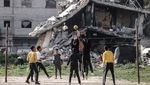 Warga Gaza Bermain Voli di Samping Reruntuhan Bangunan