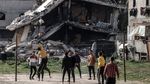 Warga Gaza Bermain Voli di Samping Reruntuhan Bangunan