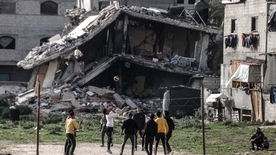 Warga Gaza Bermain Voli di Samping Reruntuhan Bangunan