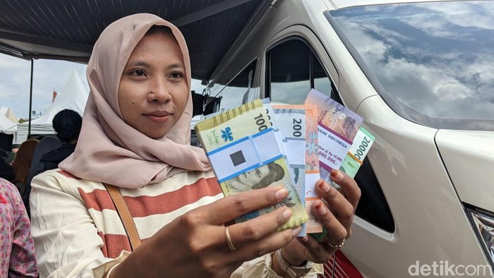 Warga Tulungagung berburu uang baru