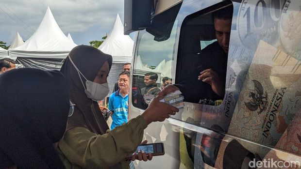 Warga Tulungagung berburu uang baru