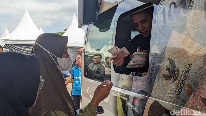 Warga Tulungagung berburu uang baru