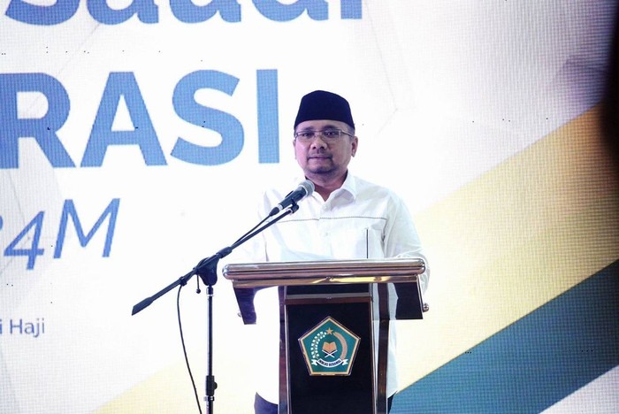 Menag Yaqut Cholil Qoumas saat sambutan pada penutupan Bimtek Petugas Penyelenggara Ibadah Haji (PPIH) di Asrama Haji Pondok Gede, Rabu (27/3/2024) malam.