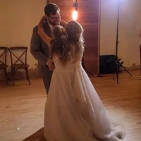 Menurut TODAY, Abby dan Brittany Hensel telah membagikan foto-foto pernikahan di media sosial. Pasangan itu tinggal di Minnesota, tempat kelahiran Hensels, dan tempat mereka bekerja sebagai guru kelas lima. Foto: Dok. Facebook