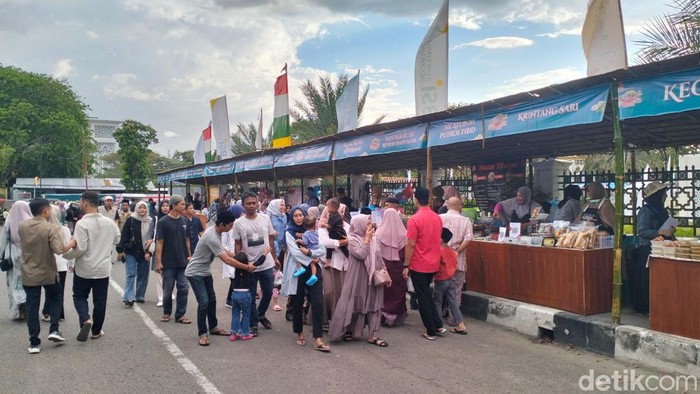 Aceh Ramadhan Festival (ARfest) 2024 yang masuk dalam Karisma Event Nusantara (KEN) resmi digelar di depan Masjid Raya Baiturrahman. (Agus Setyadi).