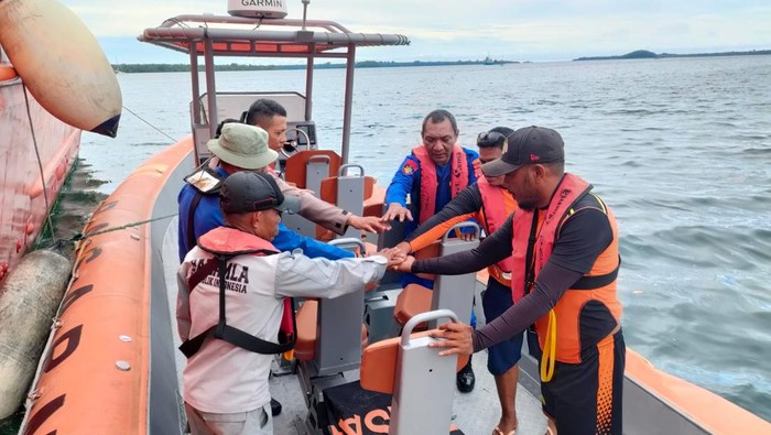 Badan Keamanan Laut (Bakamla) Republik Indonesia bersama Tim SAR Gabungan mencari ABK kapal terjatuh di Kei Besar, Maluku Tenggara. Ini foto-fotonya.