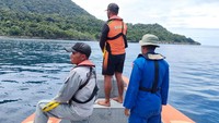 Mulanya, Pos SAR Basarnas Tual mendapatkan laporan dari Masyarakat setempat, bahwa korban bernama Helmi Baktiar terjauh ke laut pada koordinat 06.12.645 S – 133.00.650 E.