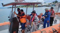 Mengetahui hal tersebut, Kepala Pos SAR Tual sesegera mungkin berkoordinasi dengan Bakamla RI Tual dan Polair Tual untuk membentuk Tim SAR Gabungan. Tak lama, tim tersebut langsung mempersiapkan alat dan menuju lokasi jatuhnya korban guna melakukan pencarian.