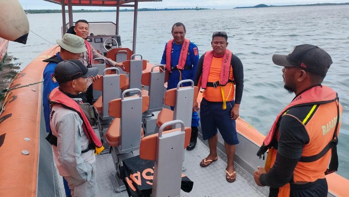 Bakamla RI Bersama Tim SAR Gabungan Cari ABK Kapal Terjatuh di Kei Besar Badan Keamanan LautΒ (Bakamla) Republik Indonesia bersama Tim SAR Gabungan mencari ABK kapal terjatuh di Kei Besar, Maluku Tenggara. Ini foto-fotonya.