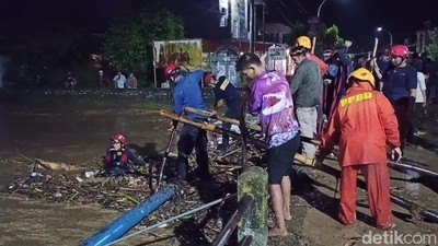 Potret Banjir Bandang Rendam Permukiman di Palopo Akibat Sungai Meluap
