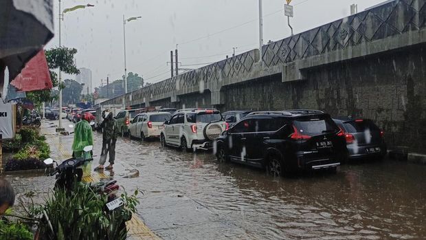 Banjir sempat merendam jalan di dekat flyover Tanjung Barat, Jaksel