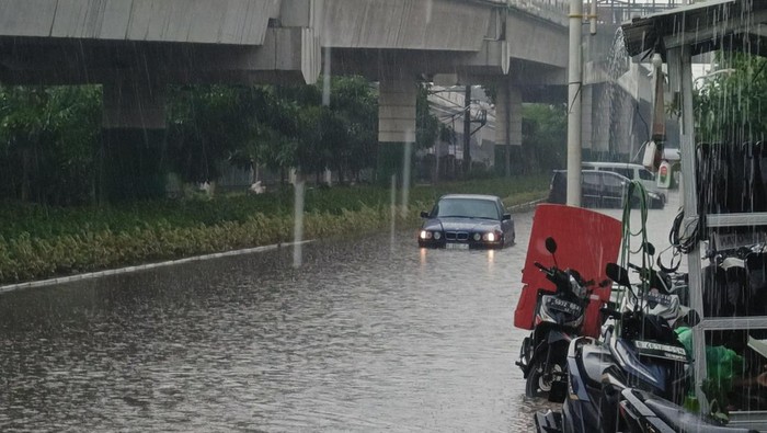 Jalan Dekat Flyover Tanjung Barat Sempat Banjir, Motor-Mobil Mogok