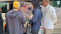 Marlison memperkirakan lonjakan penukaran uang ini terjadi pada akhir Maret dan pekan depan. Sebab, masyarakat telah bersiap-siap untuk mudik mulai pekan depan.