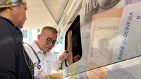 Bank Indonesia (BI) memastikan masyarakat Indonesia menerima uang baru bagi yang menukarkan uang receh untuk Lebaran 2024. Kepala Departemen Pengelolaan Uang BI Marlison Hakim mengatakan uang baru untuk Lebaran 2024 ini tahun emisi 2022.
