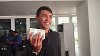 Warga Palmerah bernama Ical mengaku datang sejak pukul 09.00 WIB. Saya di sini dari jam 09.00, baru dapat uang jam 11.00 WIB. Lumayan antreannya, demi ponakan, katanya.
