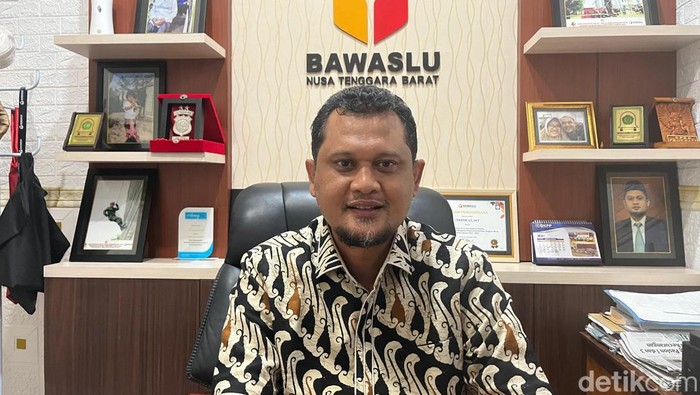 Ketua Bawaslu NTB Itratip saat ditemui di ruangan kerjanya pada Kamis (28/3/2024).