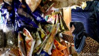 Seorang pembeli sedang memilih salah satu makan ringan di salah satu stand di Pasar DTC Wonokromo.