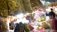 Segala macam kue kering tersedia di Pasar DTC Wonokromo.