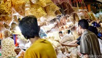 Harganya kue kering kiloan di Pasar DTC Wonokromo pun cukup murah meriah.