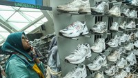 Selama event berlangsung, pengunjung bisa mendapatkan sneakers buy 1 get 1 juga diskon hingga 90% dari beberapa brand sneakers populer seperti Nike, Adidas, Converse, dan masih banyak lainnya. Ada pula brand lokal, seperti Better Goods, DOMINATE, Vearst, Club of Five dan masih banyak lainnya.