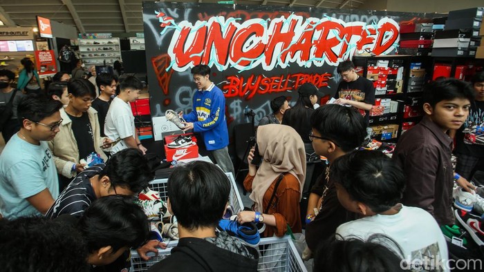 Berburu Sepatu Lebaran di USS Yard Sale, Bayarnya Bisa Pake QRIS Menyambut Hari Raya Idul Fitri, USS Yard Sale kembali hadir menghadirkan berbagai penawaran dan diskon menarik. Pembayarannya pun dapat menggunakan mesin EDC BRI hingga QRIS.