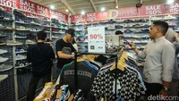 USS Yard Sale juga memberikan penawaran, seperti Sneakers & Apparel serba Rp 50.000, Buy 1 Get 1, Raffle berhadiah puluhan juta rupiah dan motor listrik Alva Cervo, dan promo lainnya. 