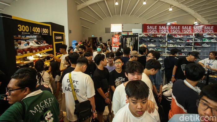 Berburu Sepatu Lebaran di USS Yard Sale, Bayarnya Bisa Pake QRIS Menyambut Hari Raya Idul Fitri, USS Yard Sale kembali hadir menghadirkan berbagai penawaran dan diskon menarik. Pembayarannya pun dapat menggunakan mesin EDC BRI hingga QRIS.