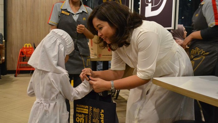 Berkahnya Berbagi Makanan Gratis Saat Ramadan (Kiri-Kanan) Caroline Kurniadjaja, Associate Director of Marketing McDonaldβs Indonesia bersama Meta Rostiawati, Associate Director of Communications McDonaldβs Indonesia menunjukkan undangan bukaan gratis McDonaldβs Indonesia secara simbolis dalam acara Media Briefing βRagam Program Sosial dan Kemanusiaan Ramadan McDonaldβs Indonesiaβ, di Jakarta, Kamis (28/3/2024).