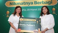 (Kiri-Kanan) Caroline Kurniadjaja, Associate Director of Marketing McDonald’s Indonesia bersama Meta Rostiawati, Associate Director of Communications McDonald’s Indonesia menunjukkan undangan bukaan gratis McDonald’s Indonesia secara simbolis dalam acara Media Briefing ‘Ragam Program Sosial dan Kemanusiaan Ramadan McDonald’s Indonesia’, di Jakarta, Kamis (28/3/2024). 