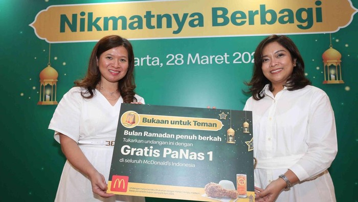 Berkahnya Berbagi Makanan Gratis Saat Ramadan (Kiri-Kanan) Caroline Kurniadjaja, Associate Director of Marketing McDonaldβs Indonesia bersama Meta Rostiawati, Associate Director of Communications McDonaldβs Indonesia menunjukkan undangan bukaan gratis McDonaldβs Indonesia secara simbolis dalam acara Media Briefing βRagam Program Sosial dan Kemanusiaan Ramadan McDonaldβs Indonesiaβ, di Jakarta, Kamis (28/3/2024).