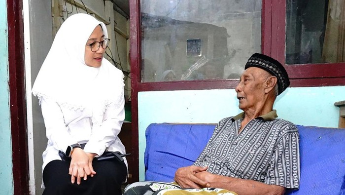 Bupati Ipuk saat mengunjungi lansia sebatang kara di Banyuwangi.