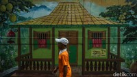 Lahan seluas 166 meter persegi ini dibuatkan taman sebagai pelengkap dari mural, lokasi ini kini nampak lebih segar dan cantik.