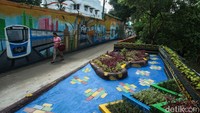 Selain mural di lokasi ini juga terdapat taman yang dilengkapi dengan kursi.