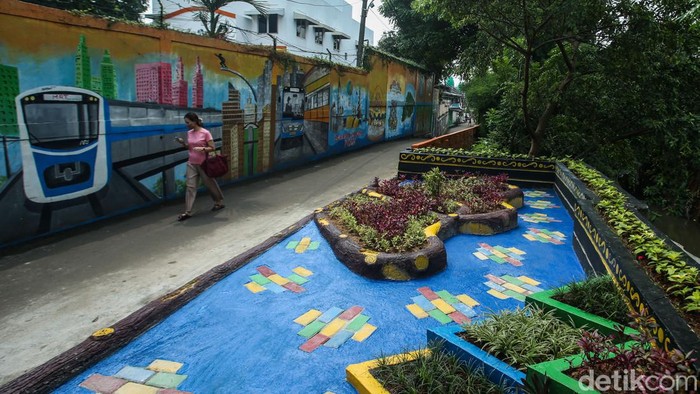 Cantiknya Mural di Bantaran Kali Grogol Kebayoran Lama