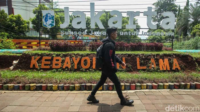 Cantiknya Mural di Bantaran Kali Grogol Kebayoran Lama Mural cantik menghiasi bantaran kali Grogol Kebayoran Lama, Jakarta. Nih foto-fotonya.