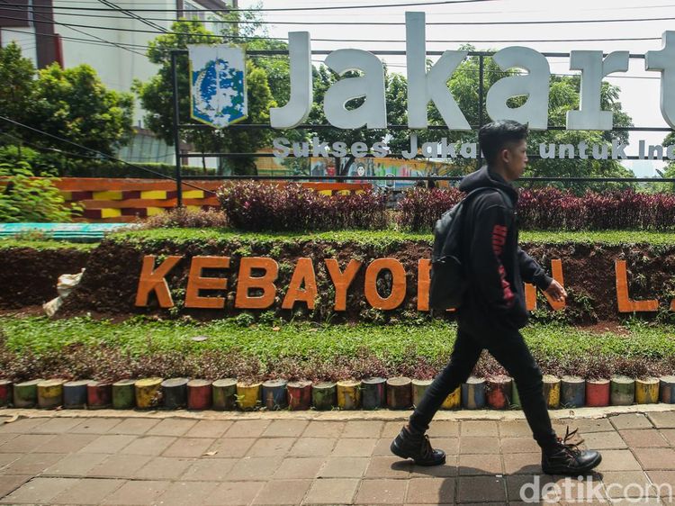 Cantiknya Mural di Bantaran Kali Grogol Kebayoran Lama