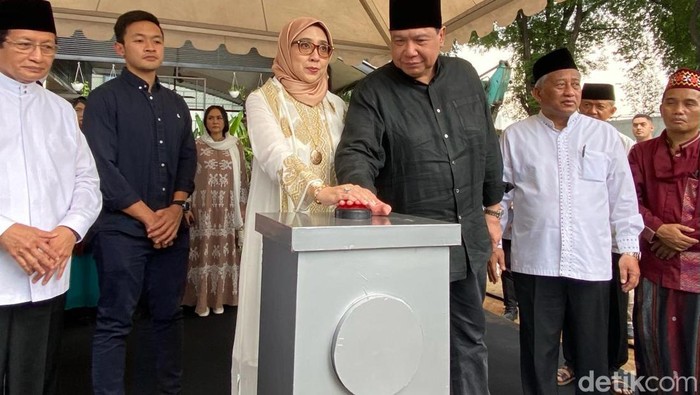 Chairul Tanjung dan Istri Lakukan Peletakan Batu Pertama Masjid CT Arsa