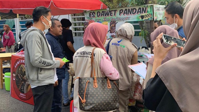 Dinkes Kota Batu saat melakukan inspeksi di pasar takjil.