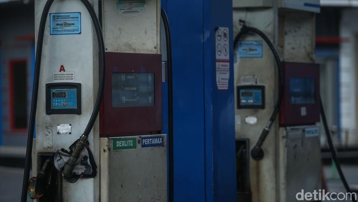 Ditutup Sementara, Begini Penampakan SPBU di Bekasi yang Viral Bensin Tercampur Air Salah satu SPBU Pertamina di Jalan Juanda Kota Bekasi mengalami insiden bensin Pertalite tercampur air. Dari kejadian tersebut, SPBU ditutup sementara. Begini penampakannya.