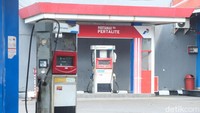 Sopir bernama Nana dan kernet bernama Apip diamankan pada Selasa (28/3/2024) malam. Dari hasil pemeriksaan, diketahui tersangka Nana dan Apip ini menjual BBM yang seharusnya didistribusikan ke SPBU kepada sekuriti di SPBU Klari, Kabupaten Karawang.