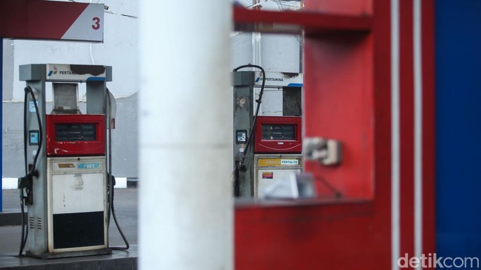 Ditutup Sementara, Begini Penampakan SPBU di Bekasi yang Viral Bensin Tercampur Air Salah satu SPBU Pertamina di Jalan Juanda Kota Bekasi mengalami insiden bensin Pertalite tercampur air. Dari kejadian tersebut, SPBU ditutup sementara. Begini penampakannya.
