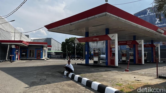 Salah satu SPBU Pertamina di Jalan Juanda Kota Bekasi mengalami insiden bensin Pertalite tercampur air. Dari kejadian tersebut, SPBU ditutup sementara. Begini penampakannya.