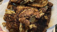 Kalau yang satu ini bukan foto kerak makanan lho. Ini foto pancake pisang yang gagal total dan kacau balau. Foto: Pool/Site