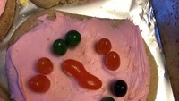 Rayakan perayaan Paskah di rumah, netizen yang satu ini membuat kue dengan hiasan krim yang gagal total. Foto: Pool/Site